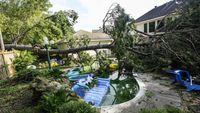 Rumah Rusak-Pohon Tumbang Diterjang Tornado di Texas