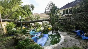 Rumah Rusak-Pohon Tumbang Diterjang Tornado di Texas