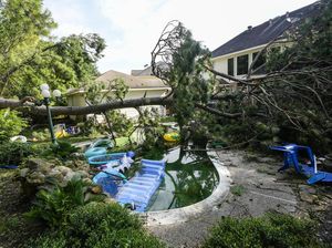 Rumah Rusak-Pohon Tumbang Diterjang Tornado di Texas