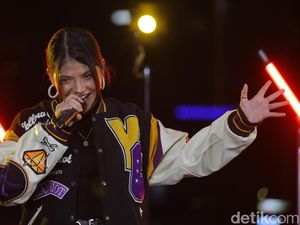 Sara Fajira Keliling Kota Nyanyikan Mantra