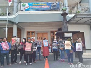 Orangtua di Kota Malang Protes Anaknya Gagal Masuk SMP Negeri Orangtua di Kota Malang Protes Anaknya Gagal Masuk SMP Negeri