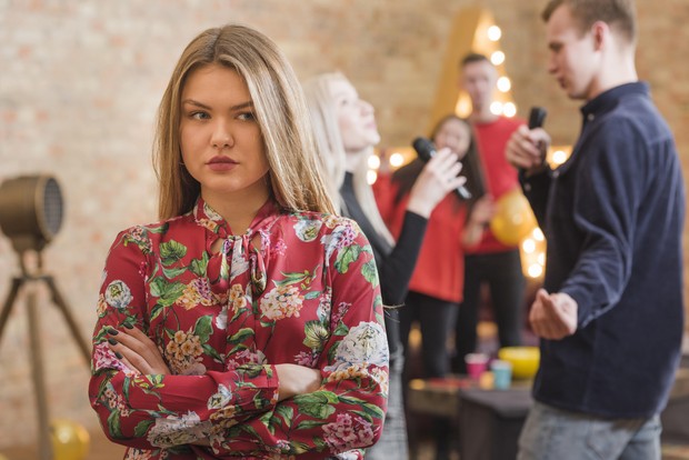 Tanda seseorang narsistik yakni tidak senang orang lain lebih baik dari dirinya/Foto: Freepik/Freepik Cemburu