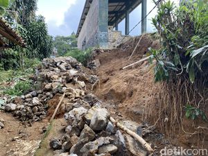 TPT Lapang Cijagung Sukabumi Ambruk, 18 Warga Mengungsi TPT Lapang Cijagung Sukabumi Ambruk, 18 Warga Mengungsi