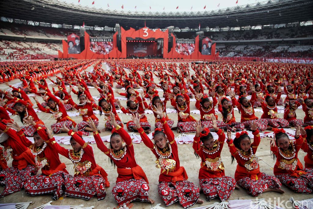 Sebanyak 3.000 penari Kecak Janger yang dilatih Guruh Soekarnoputra memukau seluruh pengunjung di acara Peringatan Puncak Bulan Bung Karno 2023 di Stadion Utama Gelora Bung Karno (GBK), Jakarta, Sabtu (24/6/2023).