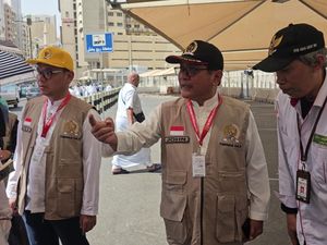 Saat Anggota DPR Jadi Kernet Bus dan Panggil-panggil Jemaah Haji RI di Makkah