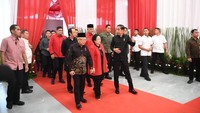 Bobby dan Gibran Jalan Bareng Megawati-Jokowi di Puncak Bulan Bung Karno