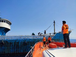 Terombang-ambing di Perairan, 8 ABK Kapal Lintas Samudera Dievakuasi