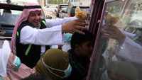 Bagi-bagi Es Krim Gratis untuk Jemaah Haji Saat Cuaca Terik di Makkah