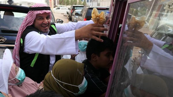 Bagi-bagi Es Krim Gratis untuk Jemaah Haji Saat Cuaca Terik di Makkah
