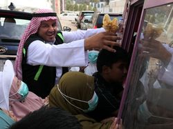 Bagi-bagi Es Krim Gratis untuk Jemaah Haji Saat Cuaca Terik di Makkah