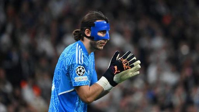 FC Copenhagens Polish goalkeeper Kamil Grabara reacts during the UEFA Champions League 1st round day 4 group G football match FC Copenhagen vs Manchester City in Copenhagen, Denmark, on October 11, 2022. (Photo by Jonathan NACKSTRAND / AFP)