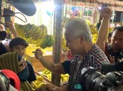 Dipakaikan Kemeja Kotak-kotak, Ganjar Teringat Perjuangan Jokowi-Ahok