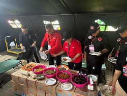 Hasto Sarapan Bareng & Bantu Bawa Kamera Awak Media Saat Puncak BBK 2023