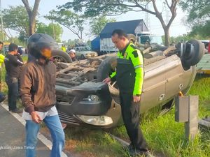Innova Terbalik di Exit Suramadu gegara Ban Belakang Pecah