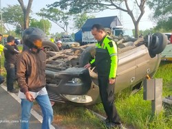 Innova Terbalik di Exit Suramadu gegara Ban Belakang Pecah