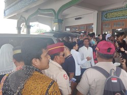 Jenazah Desmond Mahesa Diberangkatkan ke Pemakaman Al-Azhar Karawang