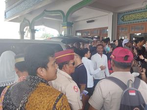 Jenazah Desmond Mahesa Diberangkatkan ke Pemakaman Al-Azhar Karawang Jenazah Desmond Mahesa Diberangkatkan ke Pemakaman Al-Azhar Karawang