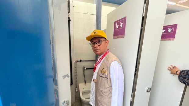 Kang Ace dan Anggota Timwas Haji DPR mengecek fasilitas toilet bagi jemaah haji di Indonesia di Mina.