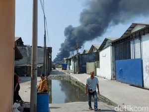Teramati dari PIK 2, Ada Kebakaran di Gudang Mainan Dadap Teramati dari PIK 2, Ada Kebakaran di Gudang Mainan Dadap