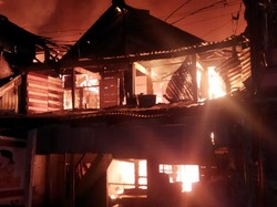 Kebakaran 3 Gudang Ban Bekas di Makassar, 3 Rumah Warga Ikut Hangus Terbakar