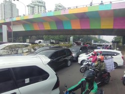 Akhir Pekan, Antrean Kendaraan Menuju PRJ Mengular di Jl Benyamin Sueb