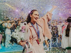 Cie... Maxime Bouttier Beri Buket Bunga ke Luna Maya