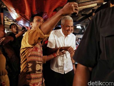 Momen Ganjar Pranowo Blusukan ke Pasar Warakas Jakut