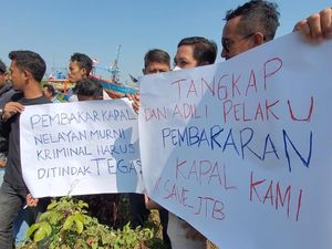 Nelayan Pati Kecam Pembakaran 2 Kapal Pantura di Perairan Kalbar Nelayan Pati Kecam Pembakaran 2 Kapal Pantura di Perairan Kalbar