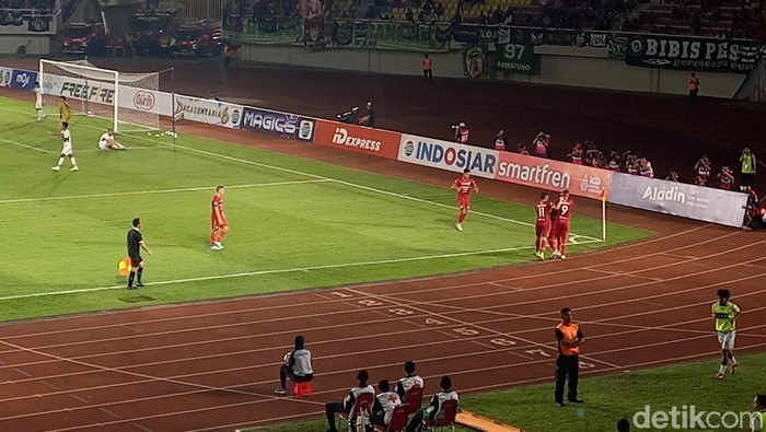 Pemain Persis Solo melakukan selebrasi usai menjebol gawang Persebaya Surabaya di Stadion Manahan Solo, Sabtu (24/6/2023) malam.