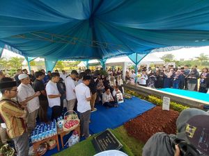 Desmond J Mahesa Dikebumikan di Al-Azhar Memorial Garden, Karawang