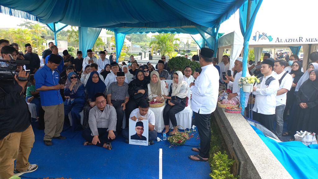 Pemakaman jenazah Desmond J Mahesa di Karawang, Jawa Barat. (Dok Istimewa)