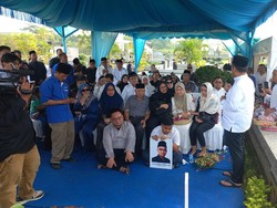 Duka dan Kenangan Sahabat Lepas Kepergian Desmond Mahesa