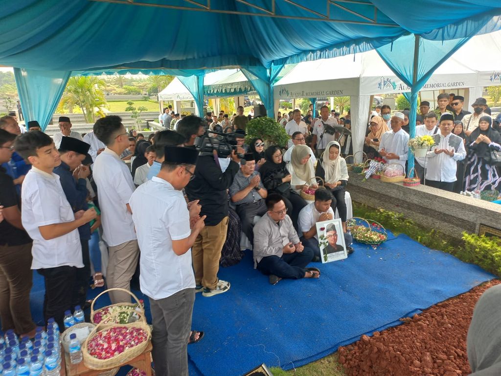 Pemakaman jenazah Desmond J Mahesa di Karawang, Jawa Barat. (Dok Istimewa)