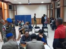 Satpol PP Razia Lokasi Ngetem PSK dan Waria di Tasikmalaya Satpol PP Razia Lokasi Ngetem PSK dan Waria di Tasikmalaya