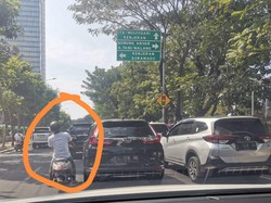 Pria Viral Bersandal Berpaku Bikin Ban Sedan Bocor di Surabaya Ditangkap!