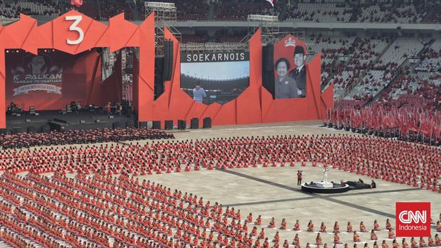 Puncak peringatan Bulan Bung Karno di GBK Puncak peringatan Bulan Bung Karno (BBK) digelar di Stadion Utama Gelora Bung Karno (SUGBK), Senayan, Jakarta, hari ini. Lautan massa kader hingga simpatisan PDI Perjuangan (PDIP) memerahkan kawasan GBK. (CNN Indonesia/ Adhi Wicaksono)
