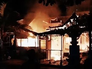 Kebakaran Restoran di Amed, Pemilik Bule Meksiko Rugi Rp 1,5 Miliar Kebakaran Restoran di Amed, Pemilik Bule Meksiko Rugi Rp 1,5 Miliar