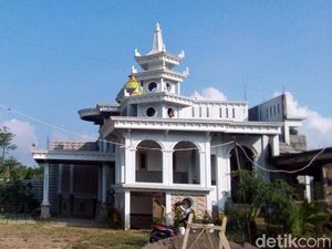 Pemilik Rumah Mewah Dekat Kuburan Ternyata Anggota TNI Pemilik Rumah Mewah Dekat Kuburan Ternyata Anggota TNI