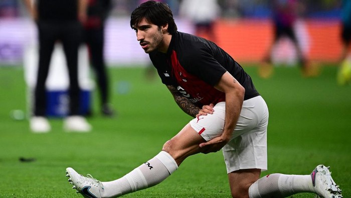 AC Milans Italian midfielder Sandro Tonali stretches as he warms up prior to the UEFA Champions League semi-final second leg football match between Inter Milan and AC Milan on May 16, 2023 at tyhe Giuseppe-Meazza (San Siro) stadium in Milan. (Photo by Marco BERTORELLO / AFP)