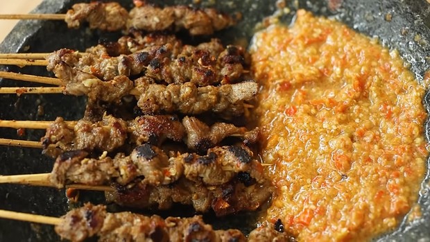 Sate Kambing dengan Sambal Taichan / Foto: Youtube.com/Devina Hermawan Sate Kambing dengan Sambal Taichan