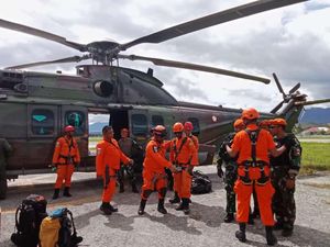 Evakuasi Korban SAM Air Kembali Disetop Sementara, Tim SAR Terkendala Akses Evakuasi Korban SAM Air Kembali Disetop Sementara, Tim SAR Terkendala Akses