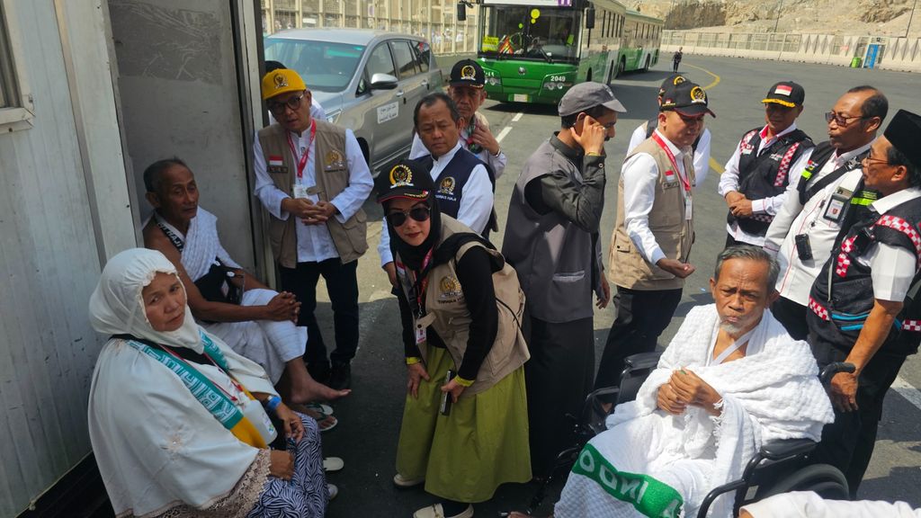 Timwas Haji DPR meninjau fasilitas transportasi bagi jemaah haji RI di Mekkah. Temuan dari lapangan, Timwas menilai jumlah bus ramah jemaah lansia dan disabilitas belum cukup.