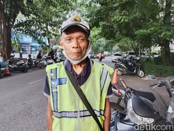 Kisah Abah Ace Wawan, Pensiunan PNS yang Jadi Juru Parkir