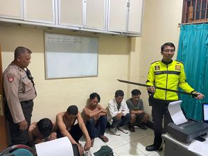 Bawa Sajam Hendak Tawuran, 5 Anggota Gangster All Star Surabaya Diringkus Bawa Sajam Hendak Tawuran, 5 Anggota Gangster All Star Surabaya Diringkus