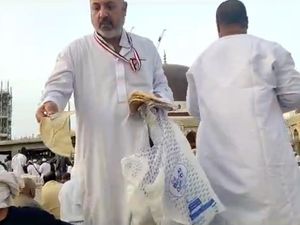 Masya Allah! Banyak Cara Orang Bersedekah di Masjidil Haram