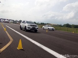 Melihat Keseruan Drag Race di Lanud Wiriadinata Tasikmalaya