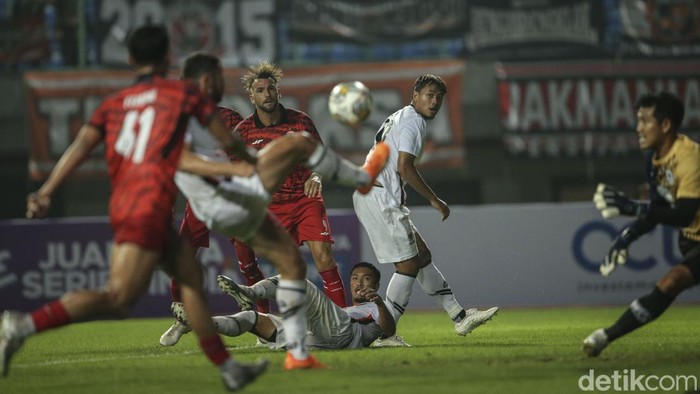 Persija Jakarta mengalahkan Ratchaburi Fc dengan skor 1 - 0 di Stadion Patriot Chandrabaga, Kota Bekasi, Minggu (25/6/2023). Gol Riko Simanjuntak memanfaatkan asist dari Ryo Matsumura membawa Persija menang dalam laga persahabatan.