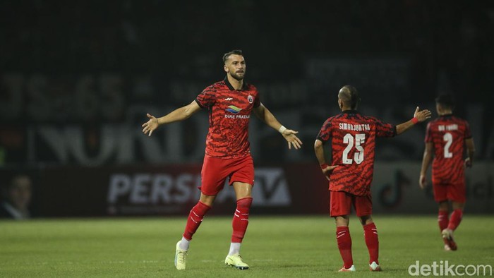 Persija Jakarta mengalahkan Ratchaburi Fc dengan skor 1 - 0 di Stadion Patriot Chandrabaga, Kota Bekasi, Minggu (25/6/2023). Gol Riko Simanjuntak memanfaatkan asist dari Ryo Matsumura membawa Persija menang dalam laga persahabatan.