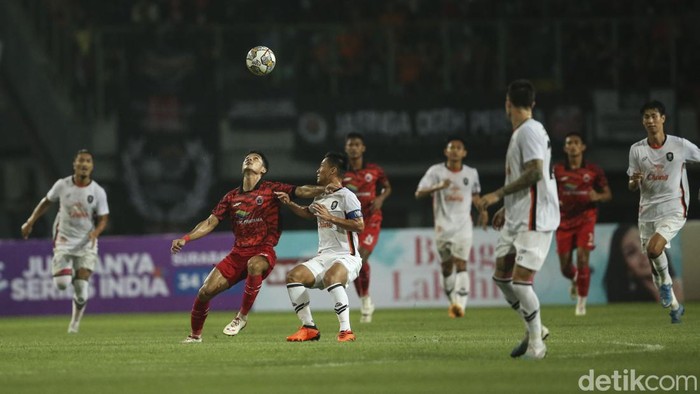 Persija Jakarta mengalahkan Ratchaburi Fc dengan skor 1 - 0 di Stadion Patriot Chandrabaga, Kota Bekasi, Minggu (25/6/2023). Gol Riko Simanjuntak memanfaatkan asist dari Ryo Matsumura membawa Persija menang dalam laga persahabatan.