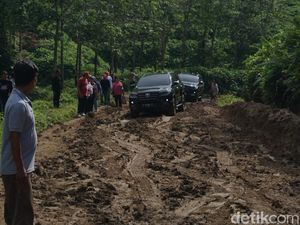 Napak Tilas Ketum PSBI di Gunung Simbolon, Berharap Jokowi Perbaiki Jalan Rusak